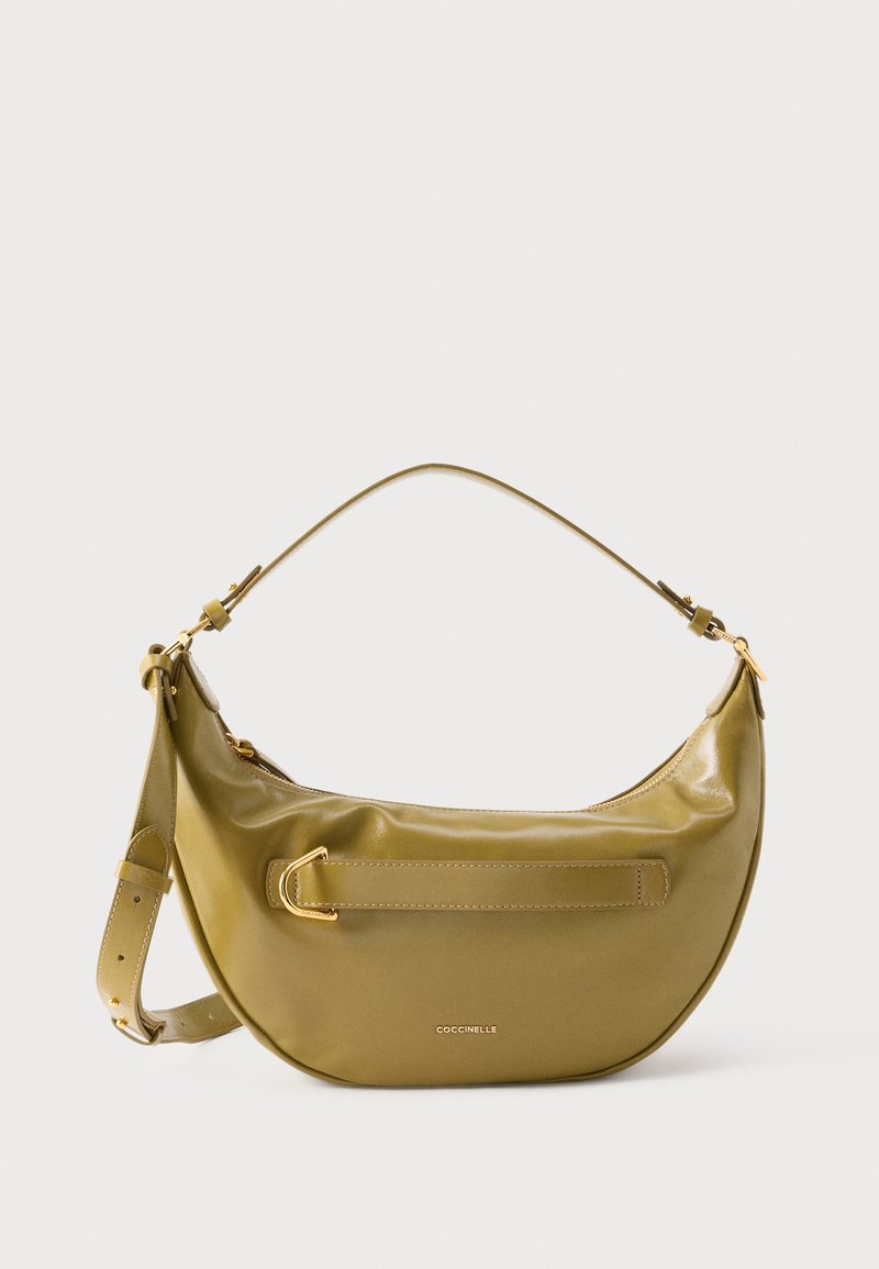 Χειροποίητη δερμάτινη τσάντα ώμου σε ελιά πράσινο χρώμα με καμπυλωτό σχήμα, ρυθμιζόμενο λουράκι, χρυσά μεταλλικά στοιχεία και μπροστινή τσέπη με φερμουάρ.