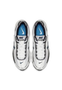 Nike sneakers hebben een witte mesh en synthetisch bovenwerk met grijze en blauwe accenten, ronde veters en een gevoerde tong voor ondersteuning.