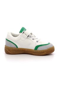 Zapatilla blanca con acentos verdes y grises, parte superior de cuero sintético, correa de Velcro, punta redonda y suela de goma.