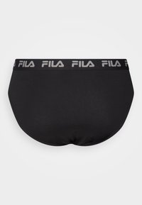 Fekete alsónemű, puha tapintással, kontrasztos szürke FILA logóval a derekán. Egyszerű dizájn, klasszikus szabással.