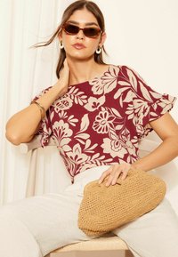 Friends Like These SHORT SLEEVE RUFFLE CUFF - Palaidinė - burgundy red floral