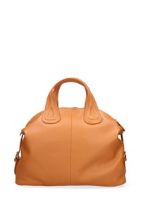 Borsa in pelle arancione con forma arrotondata, doppio manico, superficie texturizzata e tasche laterali con zip. Nessun accento hardware visibile.