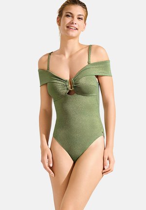 Maillot de bain vert à épaules nues avec un détail noué à l'avant, texture brillante, fines bretelles et un accent doré au centre. Ouvertures de jambe haute.