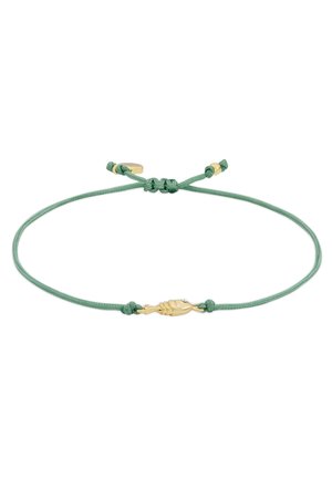 Bracelet cordon vert ajustable avec un petit pendentif poisson en or présentant un corps texturé et un œil en pierre claire.