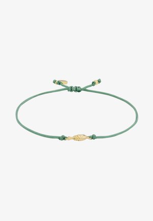 Bracelet cordon vert ajustable avec un petit pendentif poisson en or présentant un corps texturé et un œil en pierre claire.