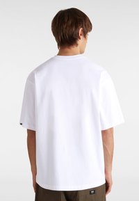 Witte katoenen T-shirt met een ronde hals en korte mouwen, met een eenvoudige uitstraling en een ontspannen pasvorm. Label zichtbaar aan de onderste linkerkant.