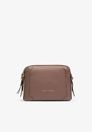 Sac bandoulière en cuir marron à texture lisse, doté d'une fermeture éclair et de la marque Piquadro à l'avant. Comprend une sangle réglable.