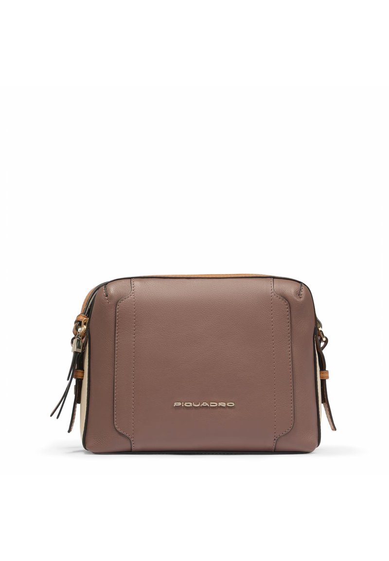 Braune Leder-Umhängetasche mit glatter Textur, ausgestattet mit Reißverschluss und Piquadro-Logo auf der Vorderseite. Inklusive verstellbarem Riemen.