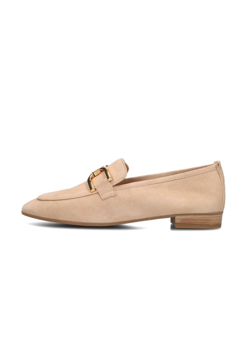 Beige suède platte schoen met een spitse neus, voorzien van een gouden gespaccent op de wreef en een lage houten hak. Glad van structuur, minimalistisch ontwerp.