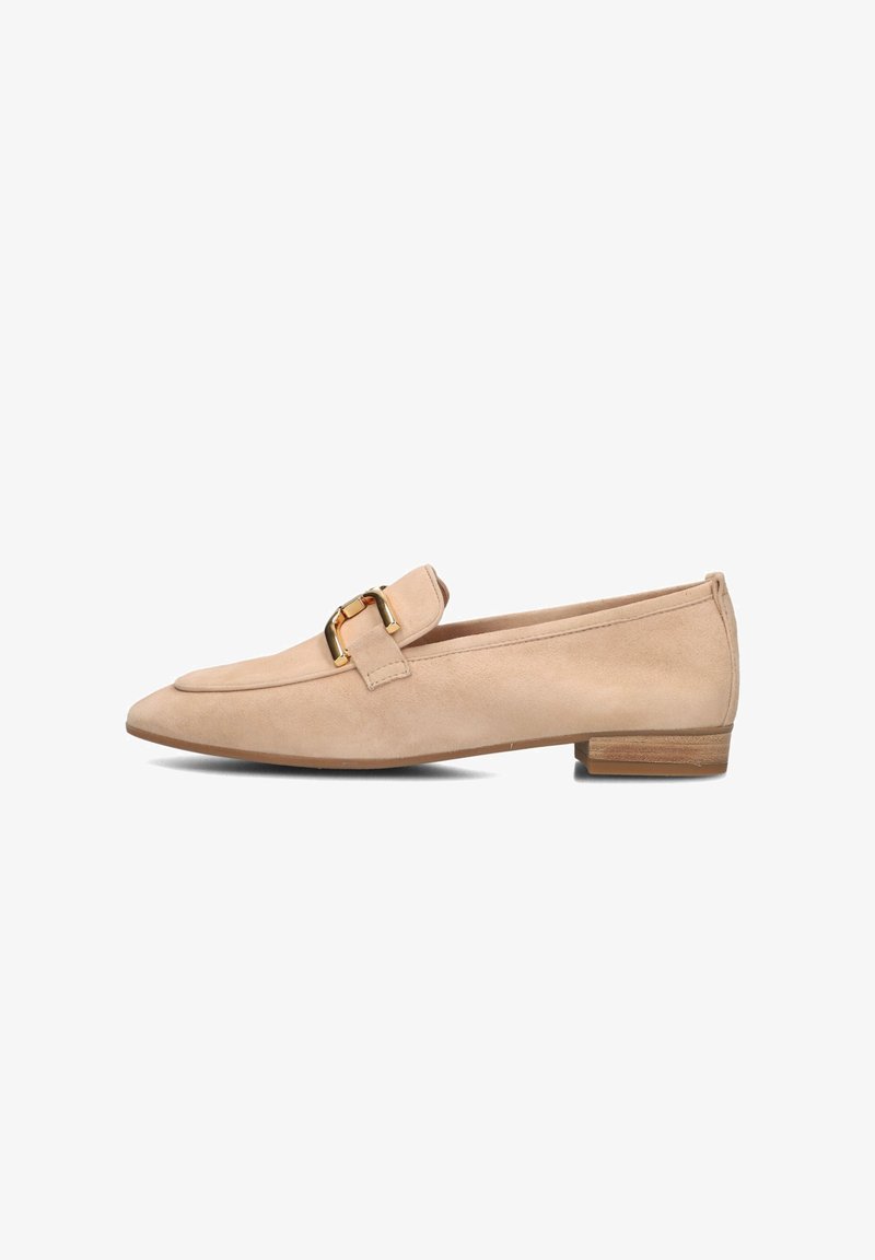 Beige suède platte schoen met een spitse neus, voorzien van een gouden gespaccent op de wreef en een lage houten hak. Glad van structuur, minimalistisch ontwerp.