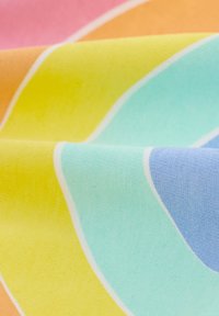 Värviline kude laineliste mustritega roosa, oranži, kollase, akva ja sinise värviga. Tekstuuriga pind, kus värvide vahel on kontrastsed valged jooned.