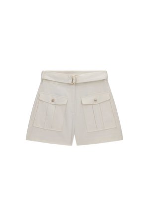 Short beige taille haute avec une ceinture en tissu et deux grandes poches à rabat devant fermées par des boutons.