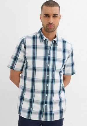 Camicetta a maniche corte con bottoni di colore bianco, decorata con un motivo a quadri blu, turchese e grigio. Presenta un colletto classico e una vestibilità regolare.
