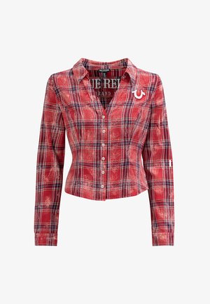 Czerwona kraciasta koszula z długim rękawem o dopasowanym fasonie, zapinana na guziki, z białym, firmowym emblematem na lewej piersi. Miękka tkanina o fakturowanej strukturze.