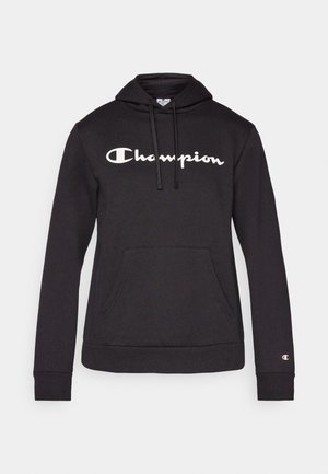 Schwarzer Hoodie aus weichem Material, mit einem großen weißen "Champion"-Logo auf der Vorderseite, Kängurutasche und gerippten Bündchen.