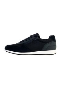 Scarpe da ginnastica navy realizzate con una combinazione di materiali in suede e mesh, una suola in gomma bianca e un dettaglio con zip laterale per un facile accesso.