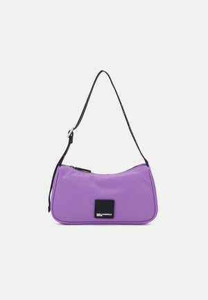 Bolso de hombro rectangular morado con correa negra ajustable y una pequeña etiqueta negra de la marca en el centro delantero.