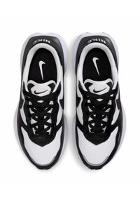 Nike teniske z edinstvenim črno-belim dizajnom, sintetičnim usnjem, teksturiranim materialom, okroglim prstom in izrazitimi črnimi vezalkami.