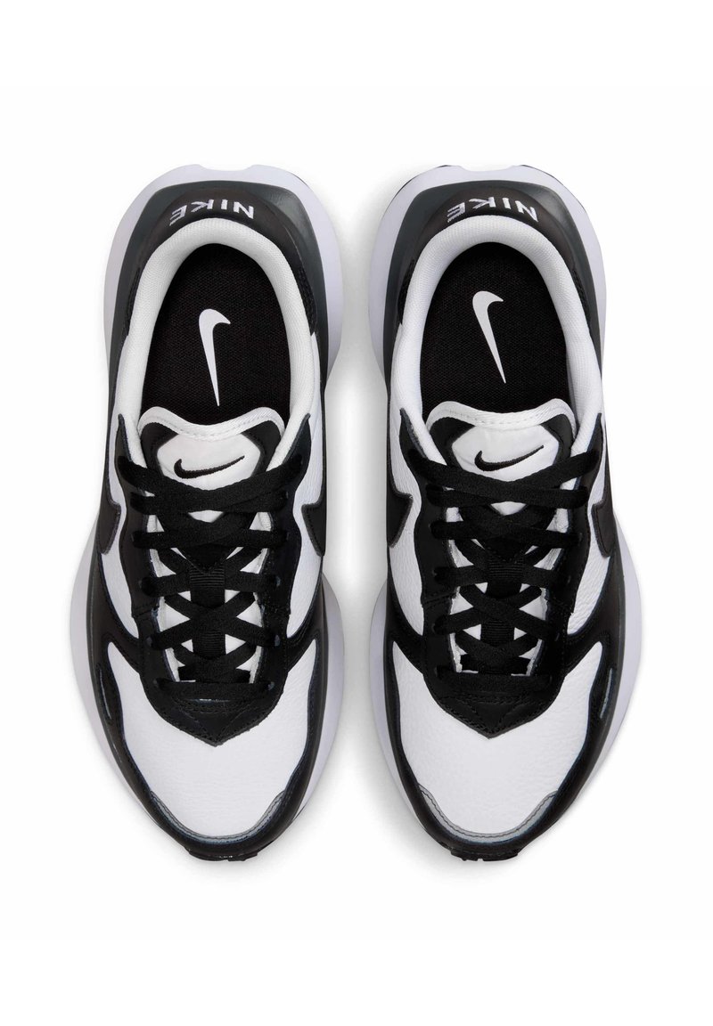 Zapatillas Nike con un diseño en blanco y negro, parte superior de cuero sintético, tejido texturizado, puntera redonda y cordones negros prominentes.