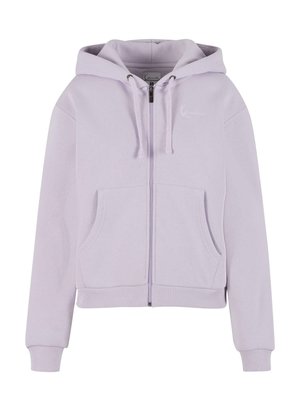 Jasnofioletowa bluza na zamek, wykonana z miękkiego materiału. Posiada kaptur, przednie kieszenie, ściągacze na mankietach oraz małe wyszywane logo na klatce piersiowej.