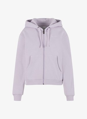 Jasnofioletowa bluza na zamek, wykonana z miękkiego materiału. Posiada kaptur, przednie kieszenie, ściągacze na mankietach oraz małe wyszywane logo na klatce piersiowej.