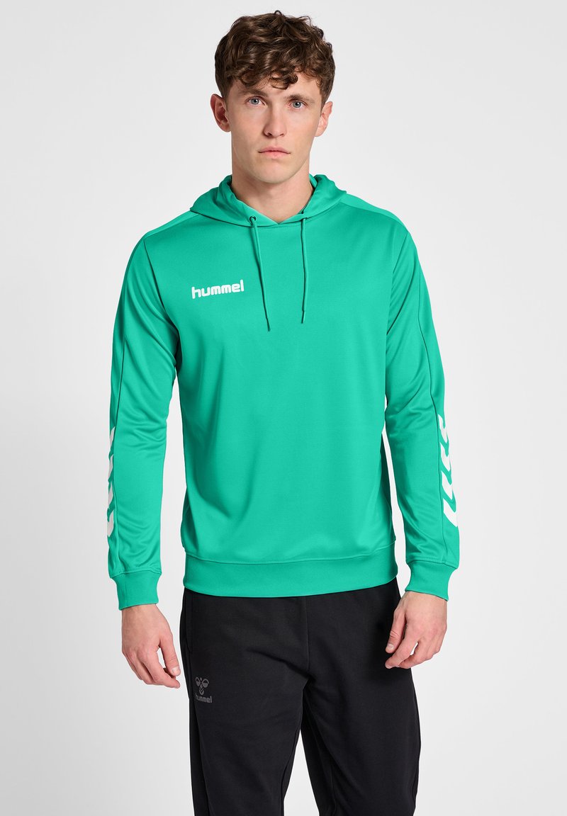 Felpa verde con cappuccio regolabile, realizzata in tessuto liscio. Presenta un logo bianco sul petto e dettagli a zigzag bianchi sulle maniche.