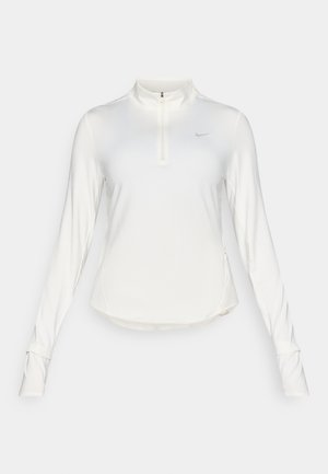 Weißes, langärmeliges Sportoberteil mit Viertelreißverschluss und Daumenlöchern, mit einem kleinen Nike-Logo auf der Brust.