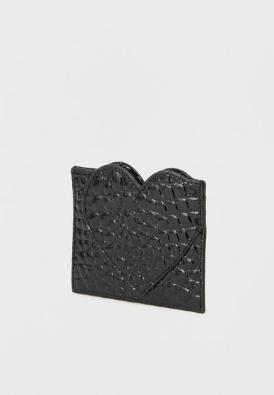 Μαύρο δερμάτινο πορτοφόλι καρτών με υφασμένο σχέδιο σε σχήμα καρδιάς στην κορυφή. Λεπτομέρεια με χαραγμένο λογότυπο στην μπροστινή επιφάνεια.