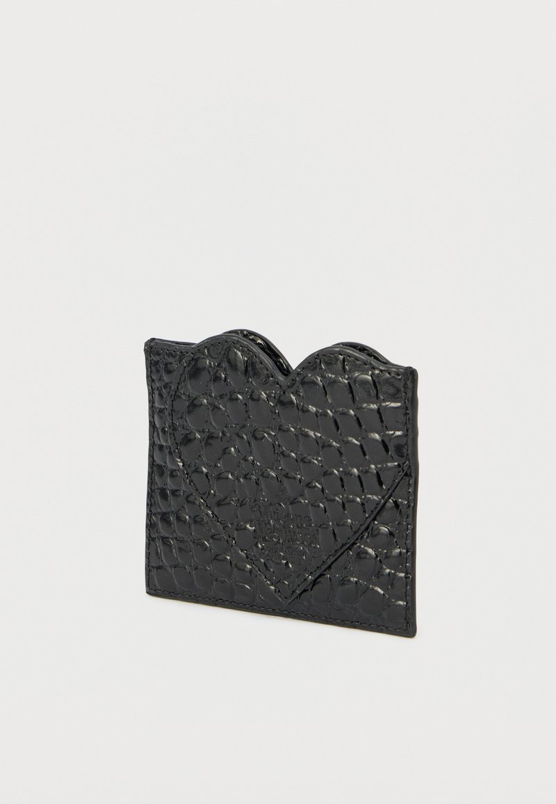 Porte-cartes en cuir noir avec un design matelassé texturé et un sommet en forme de cœur. Détail du logo gravé sur la surface avant.