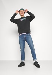 Levi's® GRAPHIC CREW - Camisola - gradient crew caviar
