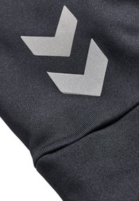 Schwarzer Sportstoff mit strukturierter Oberfläche und zwei grauen diagonalen Chevron-Mustern an der Seite. Das Design ist schlank und stromlinienförmig.