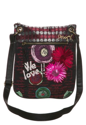 Crossbody-taske med sort strop, bordeaux top med sekskantet mønster, broderede pink og røde blomster, farverige cirkler og teksten "We love!".