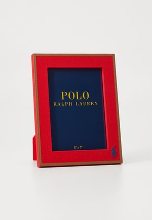Cadre photo rouge avec un accent doré, doté d'un dos bleu marine. Affiche "POLO RALPH LAUREN" en texte jaune. Taille : 5"x7".