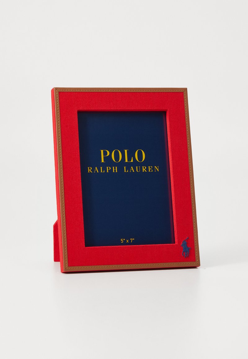 Sarkans fotokvětums ar zelta akcentu, ar tumši zilu aizmuguri. Rāda "POLO RALPH LAUREN" dzeltenā tekstā. Izmērs: 5"x7".