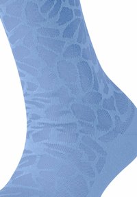 Hellblauer Socke mit einem strukturierten Muster, das an Tierdruck erinnert. Hergestellt aus einem weichen, dehnbaren Stoff, der sich der Fußform anpasst.