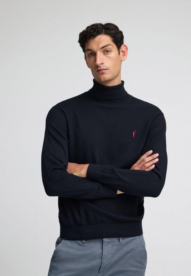 Maglione a collo alto nero realizzato in un materiale a maglia fine. Presenta un piccolo logo rosso sul petto e polsini e orlo a costine.