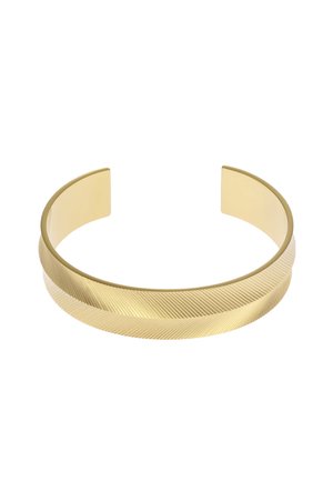 Bracelet manchette ouvert ton or avec un motif fin strié diagonal enveloppant le bracelet.
