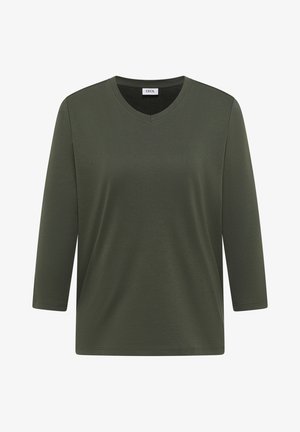 Olivgrünes V-Ausschnitt-Shirt mit dreiviertel Ärmeln, gefertigt aus weichem, glattem Material, mit lockerer Passform und minimalen Nahtdetails.