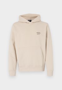 Beige hoodie van zacht materiaal, met een voorzak, een capuchon met trekkoord en een klein grafisch logo op de linkerkant van de borst.