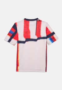 Kortermet polo skjorte i lett stoff med et fargerikt abstrakt design med røde, blå og svarte accenter på en hvit bakgrunn.