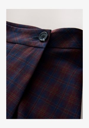 Tkanina w kratę w kolorach granatowym i bordowym, o gładkiej fakturze, z czarnym guzikiem na pasie. Zaprojektowana z dopasowanym krojem.