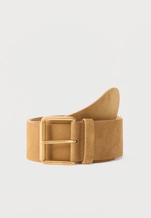 Cintura in camoscio color cognac con ampia fascia e fibbia rettangolare in metallo dorato, arrotolata su sfondo bianco.