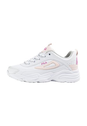 Weißer FILA-Sneaker mit pinken Akzenten, klobiger Sohle, Schnürdesign und perforiertem Fersen-Detail.
