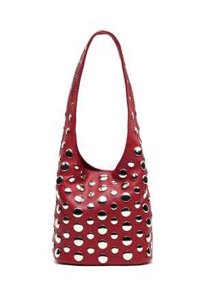 Rote Leder-Schultertasche mit großen und kleinen silbernen runden Nieten, die die Vorderseite und den Träger bedecken, vor einem weißen Hintergrund.