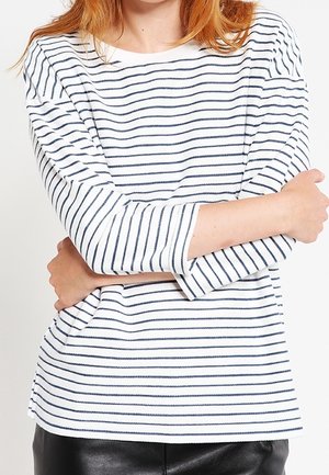 Gestreepte lange mouwen top in wit en marineblauw, met horizontale strepen en een relaxte pasvorm. Zacht katoen met een ronde hals.