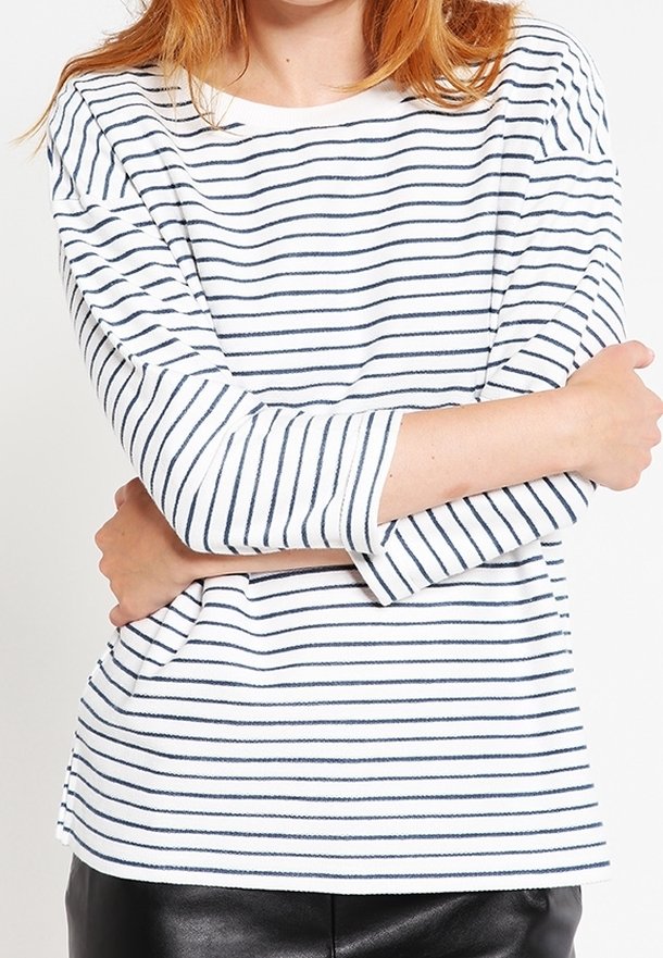 Gestreepte lange mouwen top in wit en marineblauw, met horizontale strepen en een relaxte pasvorm. Zacht katoen met een ronde hals.
