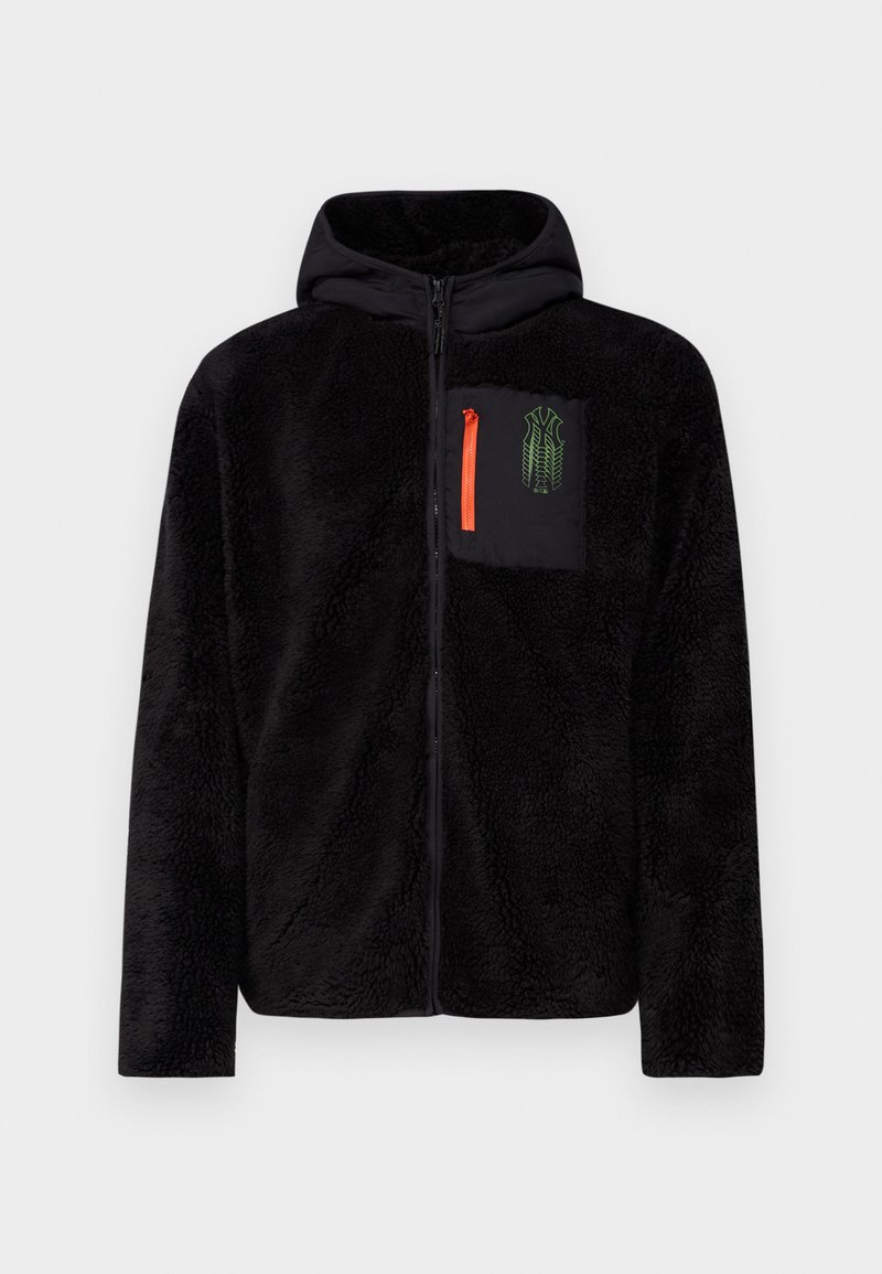 Chaqueta de forro polar negra con cremallera y capucha, que presenta un bolsillo en el pecho de tela negra con cremallera naranja y detalles gráficos en verde.