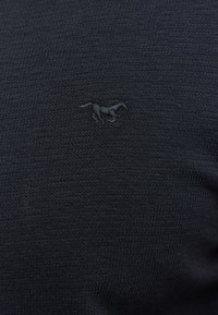 Dunkelblauer gestrickter Pullover mit einem strukturierten Muster und einem kleinen gestickten Pferdelogo in passendem Dunkelblau auf der Vorderseite.