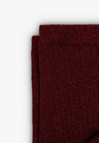 Tela de punto burdeos con un sutil brillo. Presenta una textura suave y bordes acanalados, doblada cuidadosamente para su exhibición.