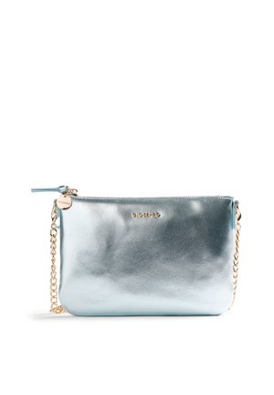 Petit sac clutch métallique bleu clair avec chaîne dorée, fermeture éclair et logo de marque doré au centre avant.